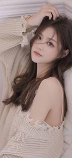 她行走于黑暗中